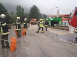 2 km lange Ölspur auf der Salzkammergut Bundesstraße