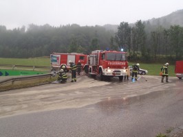 2 km lange Ölspur auf der Salzkammergut Bundesstraße