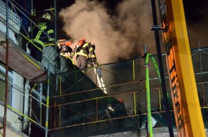 Dach der Hauptschule Altmünster in Vollbrand