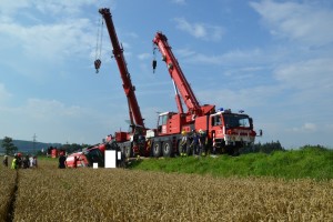 Timelkam: Betonmischer kippte über Böschung