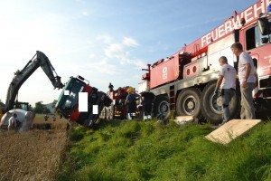 Timelkam: Betonmischer kippte über Böschung