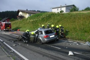 Tödlicher Unfall in Frankenburg - Unfalllenker prallte frontal gegen Lastwagen