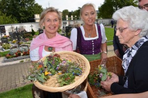 Kraeuterweihe und Wetterkerzen in Seewalchen