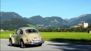 Prächtige Oldtimer tuckern durch den Bezirk - Präsentation auf dem Gmundner Rathausplatz