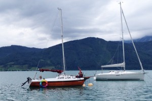 Wasserrettung Nussdorf rettet Familie mit Hund aus Seenot -dramatische Bootsbergung auf dem Attersee