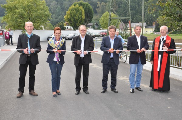 DI Georg Neumann (Geschäftsführer Stern & Hafferl), Vbgm. Erika Fehringer, Vbgm. Ernst Ennsberger, LH-Stv. Ing. Reinhold Entholzer, Bgm. Peter Groiß und Pfarrer Mag. Alois Freudenthaler. (Foto: Stadtgemeinde)