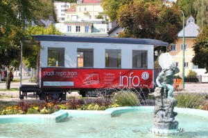 Neuer Info-stadt.regio.tram-Waggon beim Salzträgerbrunnen aufgestellt