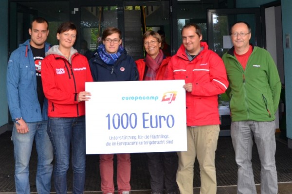 1000 Euro Spenden für Flüchtlinge im Europacamp