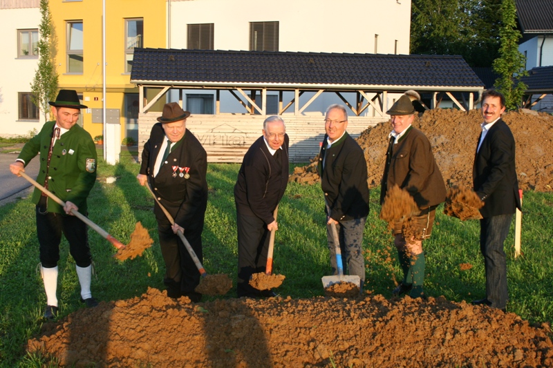 Spatenstich für neues Vereinsheim in Kirchham Spatenstich für Vereinsheim!