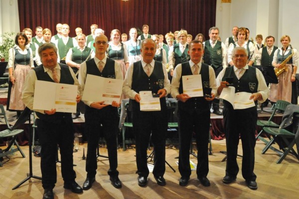 Ehrungen verdienter Musiker der Ortsmusikkapelle Mitterweißenbach
