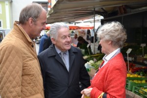 Landeshauptmannbesuch am Wochenmarkt in Vöcklabruck