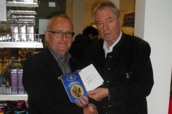 KIWANIS-Präsident Mag. Helmut Ramsebner (links) mit Cent Markt Obmann Dir. Erich Bahn