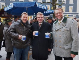 WF-Obmann Markus Tulach, Bürgermeister Hannes Heide und Kurdirektor Robert Herzog (v.l.n.r.) mit dem ersten Lions-Punsch der Saison 2014/15.