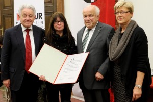 LH Dr. Josef Pühringer mit Preisträgerin Maria Moser, LH a.D. Dr. Josef Ratzenböck und LT-Präs. a.D. Angela Orthner (v.l.) 