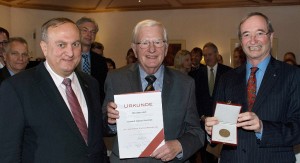 Präsident Christoph Leitl überreicht Julius-Raab-Medaillen