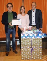 SOS-Kinderdorfleiter Gerhard Pohl, Kinderdorfmutter Birgit Schramayr und Eternit-Vorstand Peter Rungger (v.l.) mit Dach-Gutschein und Geschenken.