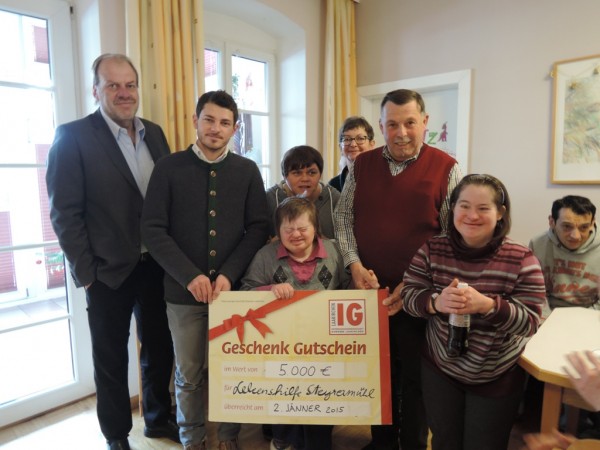 Fritz Danner, Riko Fürtbauer (Obmann), Ulrike Leitner (hinten; Leiterin der LH Steyrermühl) und Arnold Bauer. 
