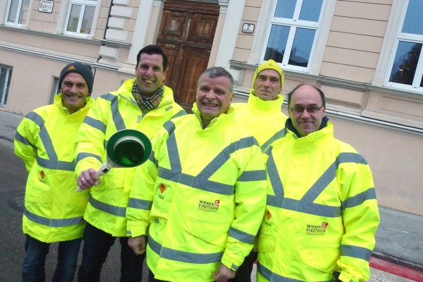 HAK, NMS und VS-Stadt sind seit Anfang Februar durch diese Schulwegpolizisten gesichert: (v. l. n. r.) Erich Auer, Bürgermeister Stefan Krapf, Manfred Spitzbart, Reinhard Held und Thomas Bergthaler.