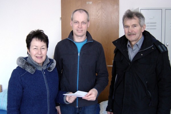 Spendenübergabe an die Wohnungslosenhilfe Mosaik, v. l. Vizebürgermeisterin Margareta Thürschmid, Mosaik-Leiter Stefan Hindinger, Vizebürgermeister Franz Hausjell)