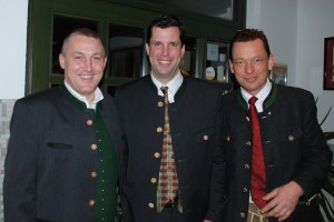 Generalmajor Franz Gegenleitner, Bürgermeister Mag. Stefan Krapf und Ortsstellenleiter Stv. Dr. Christoph Mizelli unterhielten sich prächtig am Ball der Bergretter und genossen das Rundherum beim Hoisnwirt