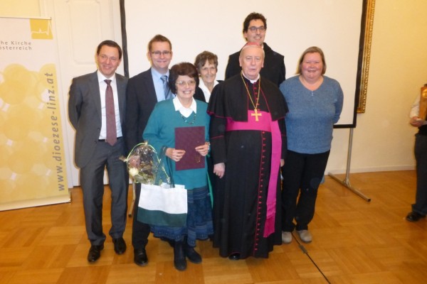 Missionspreisträgerin Annemarie Regelsberger mit Bischof Ludwig Schwarz und Bgm. DI Gunter Schimpl bei der Preisverleihung.