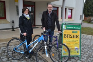 Fahrräder bewegen ein Dorf