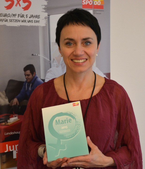 SPÖ-Bezirksfrauenvorsitzende Doris Margreiter präsentiert die „Marie 2015“