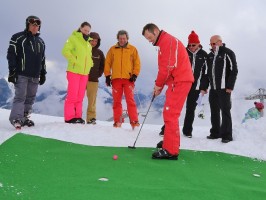 Schigolf WM 2015 - Gerhard Glöckl beim Putten vor dem Feuerkogelhaus