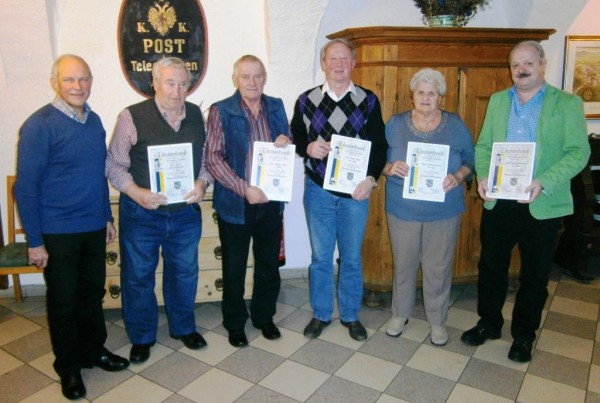 Im Bild die Geehrten mit Vizebürgermeister Schachl. Von links nach rechts: Vbgm. Hans Schachl, Söllradl Fritz (für seinen Schwiegersohn Schwarzenlander Johann), Kofler Josef (für Kofler Heinz), Mayer Josef, Pedrotti Hermine, Flachberger Paul. Nicht im Bild: Hitzl Rudolf.