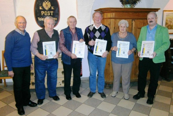 Im Bild die Geehrten mit Vizebürgermeister Schachl. Von links nach rechts: Vbgm. Hans  Schachl, Söllradl Fritz (für seinen Schwiegersohn Schwarzenlander Johann), Kofler Josef (für Kofler Heinz), Mayer Josef, Pedrotti Hermine, Flachberger Paul. Nicht im Bild: Hitzl Rudolf.