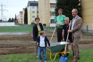 Bürgermeister Mag. Herbert Brunsteiner und Stadträtin Dr. Elisabeth Kölblinger nahmen den Baufortschritt im Nachbarschaftsgarten Dürnau in Augenschein