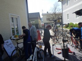 Jugendliche reparieren Fahrräder in Bad Ischl
