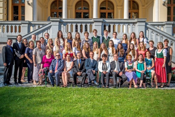 Von links nach rechts 1. Reihe: Prof. Mag. Friedrich Baldinger, Prof. Mag. Hannes Dorfer, Prof. Mag. Monika Peterstorfer, Prof. Mag. Ulrike Neuböck, Prof. OStR. Mag. Dietlinde Leicht, Prof. OStR. Mag. Dr. Markus Kreuzwieser, Prof. Mag. Judith Wimmer, Prof. Mag. Dr. Dietmar Kuffner (Klassenvorstand), Prof. OStR. Mag. Martin Waihs, OStR. Mag. Walpurga Moser (Direktorin), Dir. Mag. Johann Gebetsberger (Vorsitzender), Prof. Mag. Dr. Marina Scheiber, Mag. Natalie Spiessberger, Prof. MMag. Angelika Bammer, Prof. Mag. Gertrude Schwaiger-Kasberger 2. Reihe: Mag. Johanna Derfler, Prof. OStR. Mag. Rudolf Neuböck, Prof. Mag. Markus Lacher, Natalie Or-netzeder, Judith Hindinger, Kerstin Fartaschek, Sophie Prokop, Ida Möslinger, Victoria Zach, Natalie Zopf, Sumeja Ikic, Jasmin Wimmer, Valerie Roithner, Bianca Kothbauer, Prof. Mag. Helga Ryckembusch, Prof. Mag. Eleonore Mayr 3. Reihe: Prof. Mag. Herbert Pollhamer, Bita Arefnia, Johanna Köllensperger, Miriam Herzog, Pascal Hein, Flori-an Greunz, Robert Littringer, Maximilian Attwenger, Lisa-Maria Zach, Katharina Groiß, Marie Gruber