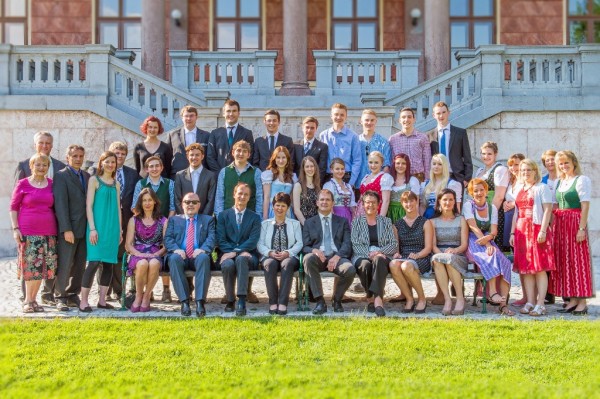 Von links nach rechts 1. Reihe: Prof. OStR. Mag. Dietlinde Leicht, Prof. Mag. Friedrich Baldinger, Mag. Natalie Spiessberger, Prof. Mag. Gisela Branberger, Prof. OStR. Mag. Dr. Markus Kreuzwieser, Prof. OStR. Mag. Martin Waihs, OStR. Mag. Walpurga Moser (Direktorin), Dir. Mag. Johann Gebetsberger (Vorsitzender), Prof. Mag. Marisa Herbst (Klassenvorstand), Prof. Mag. Eleonore Mayr, Prof. Mag. Julia Krapf, Prof. Mag. Dr. Marina Scheiber, Prof. Mag. Susanna Schort, Prof. Mag. Gertrude Schwaiger-Kasberger 2. Reihe: Prof. OStR. Mag. Rudolf Neuböck, Sebastian Wiesmayr, Dominik Preisch, Peter Supper, Oliver Preisch, Patricia Fürtbauer, Angela Buchegger, Magdalena Jungwirth, Lea Prüwasser, Helena Weilguni, Emilie Gallistl, Anna Westreicher, Mag. Stephanie Bauer, Prof. OStR. Mag. Margarita Peckary 3. Reihe: Cecilia Bergthaler, Stefan Schollenberg, Michael Krenn, Michael Höchtl, Sebastian Schögl, Leon Schaufler, Stefan Prall, Philipp Öhreneder, Stefan Moser
