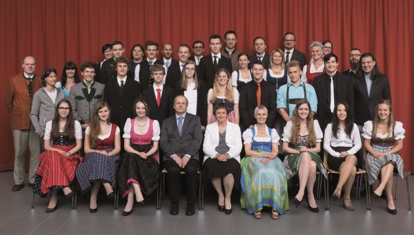 1.Reihe sitzend: Lea Stadlmann, Stephanie Aitenbichler , Anne Hangl, Mag. Hans Stummer, Vorsitzende: Mag. Gertraud Hofstötter, Direktorin: Mag.Dr. Barbara Moser, Mariella Wallner, Karolina Herceg, Rosalie Rothauer. 2. Reihe: Mag. Dr. Rupert Sodl, Mag. Elisabeth Kalss, Mag. Angelika Pauli, Daniel Zachhuber , Stefan Tantana), Ludwig Loidl , Nelli Manoczki , Maria Jaritsch, Alexander Rehn, Thomas Lindner, Daniel Tröstl, Mag. Johannes Putz. 3. Reihe: Mag. Gabi Buchegger, Martin Kieneswenger, Mag. Heidi Höllbacher-Hessenberger, Benedikt Mauel, Mag. Klaus Hopferwieser, Josef Brennsteiner, Mag. Dieter Karlinger, Michael Edtbauer, Mag. Christian Deschka, Katrin Gschwandtner, Mag. Roland Pötzelsberger, Mag. Christa Druckenthaner, Mag. Dankfried Kirsch, Mag. Jazinta Held, Mag. Herwig Bahar.