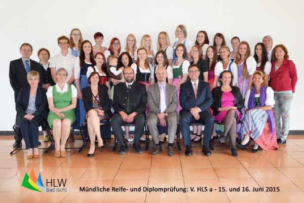 3. Reihe (.v.l.n.r.): Emili Vicoli, Anna Reiter, Nina Gamper, Carola Seethaler, Magdalena Cäcilia Loidl, Stefanie Heiss, Daniela Huber, Theresa Schögl, Magdalena Loidl, Gabriela Denk. 2. Reihe (v.l.n.r.): Clemens Reisenbichler, Anna Groiss, Ann-Katrin Reiter, Patricia Eisl (mit Sohn Florian), Claudia Nussbaumer, Marlene Harrer, Maria Daxner, Iris Leblhuber, Nadja Struber, Anja Fischer, Jennifer Pugl-Pichler, Nataša Marinkovic Die Maturakommission (v.l.n.r.): Prof. Mag. Ernst Leitner, Fachvorständin Dipl.-Päd. Sabine Schwaiger, Prof. MMag. Cordula Scherngell, Prof. Mag. Barbara Niemezek, Jahrgangsvorstand Prof. Mg. Reinhard Kriwanek, Vorsitzender Direktor Mag. Reinhard Furtlehner, Direktor Mag. Rainer Posch, Prof. Mag. Irmgard Schwaiger, Prof. Mag. Reinhild Wiener, Prof. Mag. Friedrich Spießberger, Prof. Mag. Brigitte Schwarz-Poszvek.