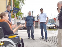 Brigitta Wintersteiger (im Rollstuhl), hinter ihr Günter Honisch und Bürgermeister Stefan Krapf (3.v.r.) mit Medienvertretern im Gmundner Yachtclub