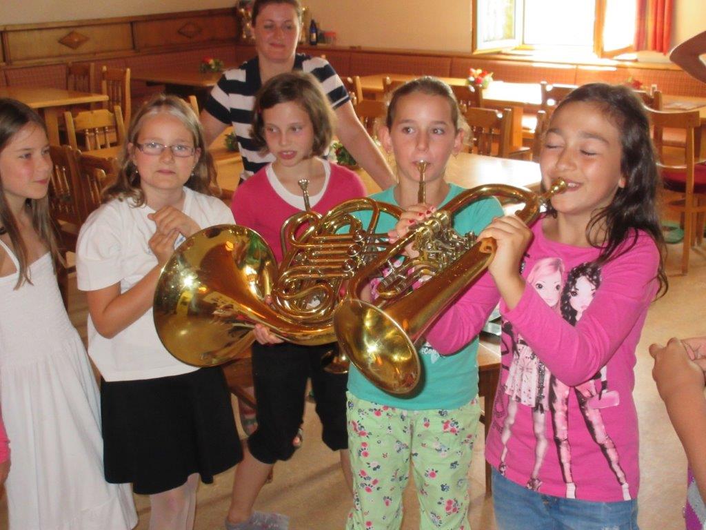 Volksschule Neukirchen zu Besuch beim Musikverein