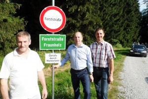 Die "Väter" des Forststraßenprojekts "Fraunholz" Franz Medl (ganz links) und Vizebgm. Ortsbauernobmann Anton Pühringer (ganz rechts) freuen sich mit Landesrat Max Hiegelsberger über das gelungene Projekt.