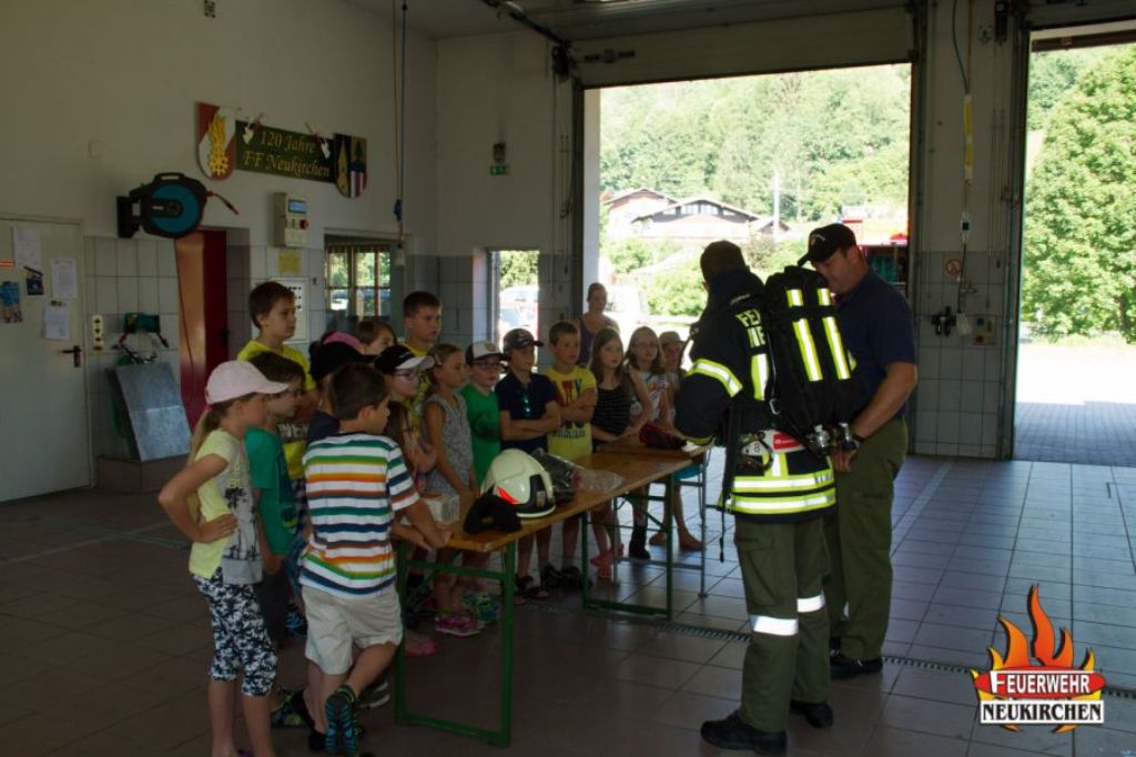Neukirchens Volksschüler bei der Feuerwehr