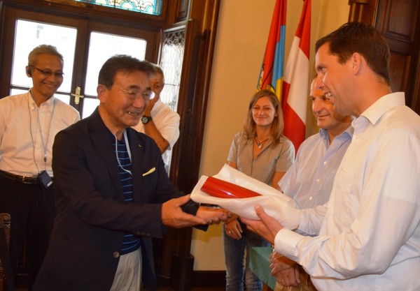 Gemeindebundpräsident Nukui Takamichi bei der Übergabe des Gastgeschenks an Stefan Krapf. Dahinter Tourismusdirektor Andreas Murray und Christa Holzinger, Stern & Hafferl Verkehr