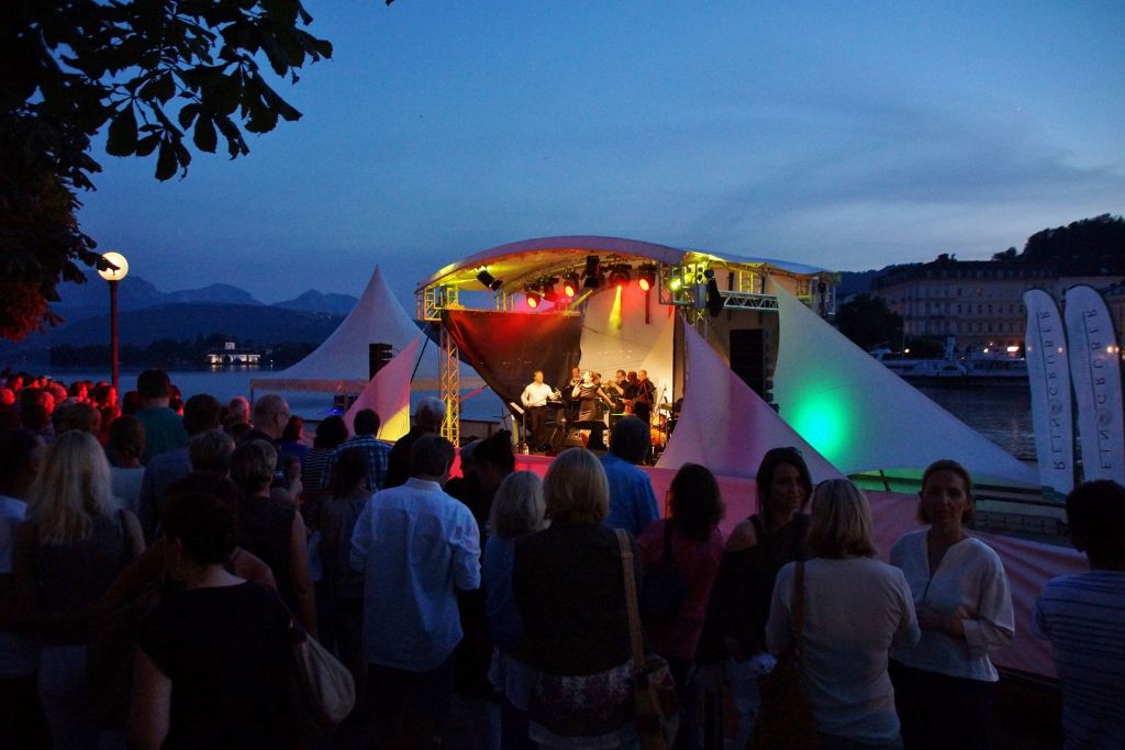 Schiffslände wurde zur Flaniermeile mit tropischem Flair