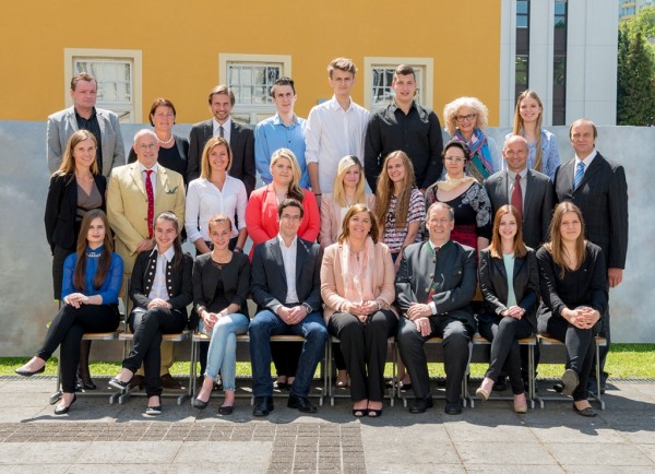 vorne v.l.n.r.: Kuzmanovic Maria, Radovanovic Sandra, Baumgartner Raphaela, Moser Jeanette, Milojeciv Ivana Mitte v. l.nr.: Stückler Karin, Pachner Gabriela, Steinmaurer Evelyn, Rapberger Julia Hinten v.l.n.r.: Delic Edis, Mehonic Zidan, Ciubotaru Leonardo, Rizvanovic Anela