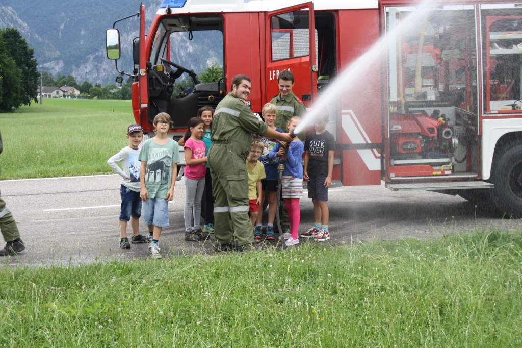 Jugendliche zu Besuch bei der Feuerwehr