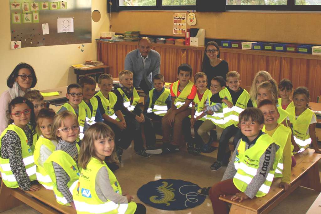 Warnwesten für Seewalchens Schulanfänger