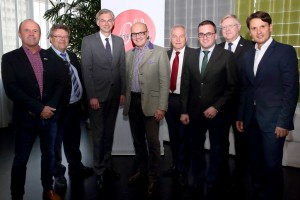 Die neu gewählten Vertreter der regionalen Tourismuskonferenzen – vlnr: Werner Pürmayer, Manfred Stroissmüller, LR Dr. Michael Strugl, Robert Seeber, Johannes Peinsteiner, Rainer Rohregger, Friedrich Bernhofer und Andreas Winkelhofer (Geschäftsführer des Oberösterreich Tourismus). 