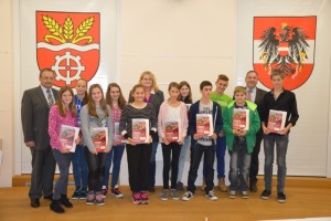 Bürgermeister OStR Mag. Anton Holzleithner überreichte gemeinsam mit Jugendreferentin und Vizebürgermeisterin Maria Ohler das Sozialzertifikat der Stadtgemeinde Laakirchen an die sozialsten und engagiertesten Teilnehmer.