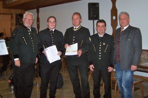 v.l. Josef Senzenberger, Björn Loibl, Heinz Stockinger, Musikobmann Bernd Loibl, Bürgermeister Friedrich Neuhofer (Foto Strohbach)