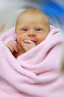 Ein zufriedenes Baby durch richtige Ernährung (Foto: gespag)