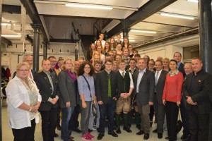Bürgermeister Ing. Fritz Feichtinger, Bgm. a.D. OStR Mag. Anton Holzleithner, Stadträte, Jugendausschussmitglieder und Stadtamtsleiter Peter Hummer, MPA MBA mit den Jungbürgern, Maturanten und Lehrabschlussabsolventen bei der Feier. (Foto: privat)